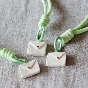 Llaveros con charm de cerámica con forma de sobre mini