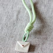 Llaveros con charm de cerámica con forma de sobre mini