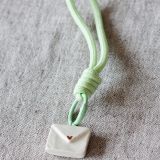 Llaveros con charm de cerámica con forma de sobre mini