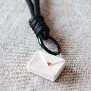 Llavero con charm de cerámica con forma de sobre mini
