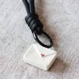 Llavero con charm de cerámica con forma de sobre mini
