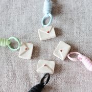 Llaveros con charm de cerámica con forma de sobre mini